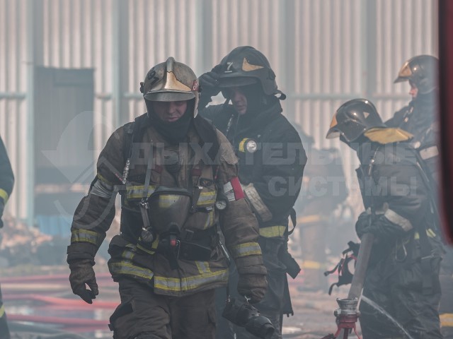 Пожар на складе с деревянными поддонами. Москва, Рязановское шоссе. Апрель 2020 г.