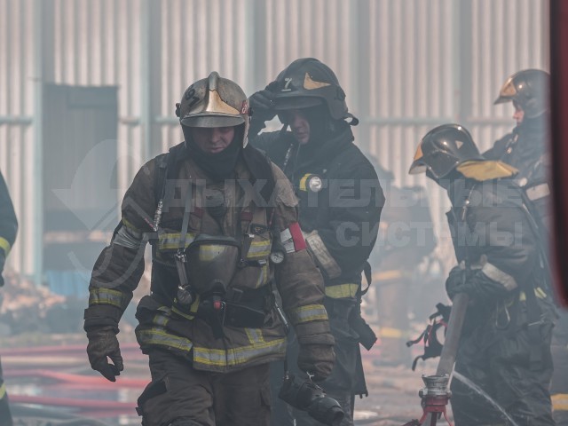 Пожар на складе с деревянными поддонами. Москва, Рязановское шоссе. Апрель 2020 г.