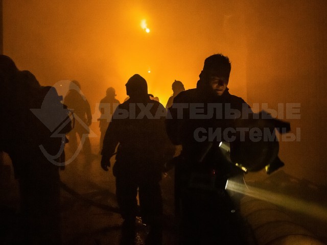 Крупный ночной пожар на Южнопортовой улице