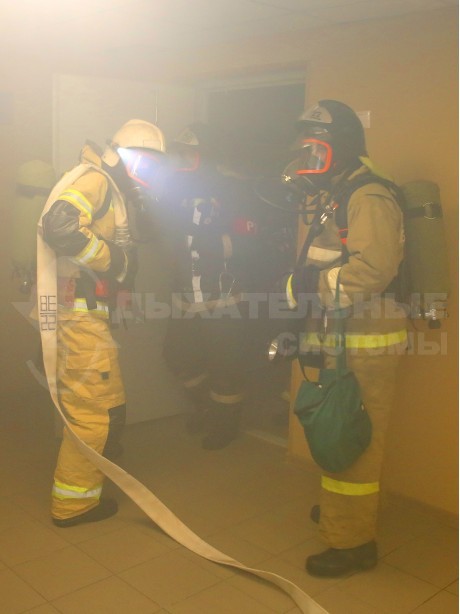 Работа пожарных в задымленном помещении