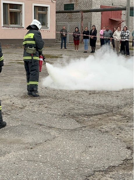Практическое занятие по тушению возгорания с персоналом медучереждения