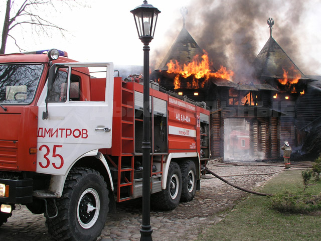 Горят Никольские ворота Дмитрова