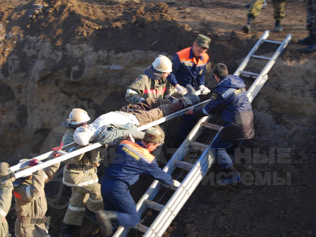 Спасатели (пожарные) оказывают помощь пострадавшему (3.12.08г.)